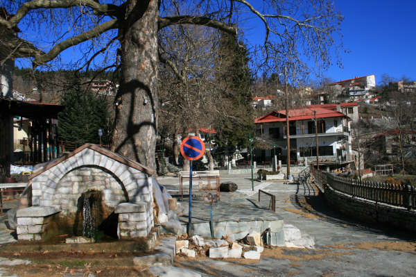 Η πλατεία του χωριού Η πλατεία του χωριού